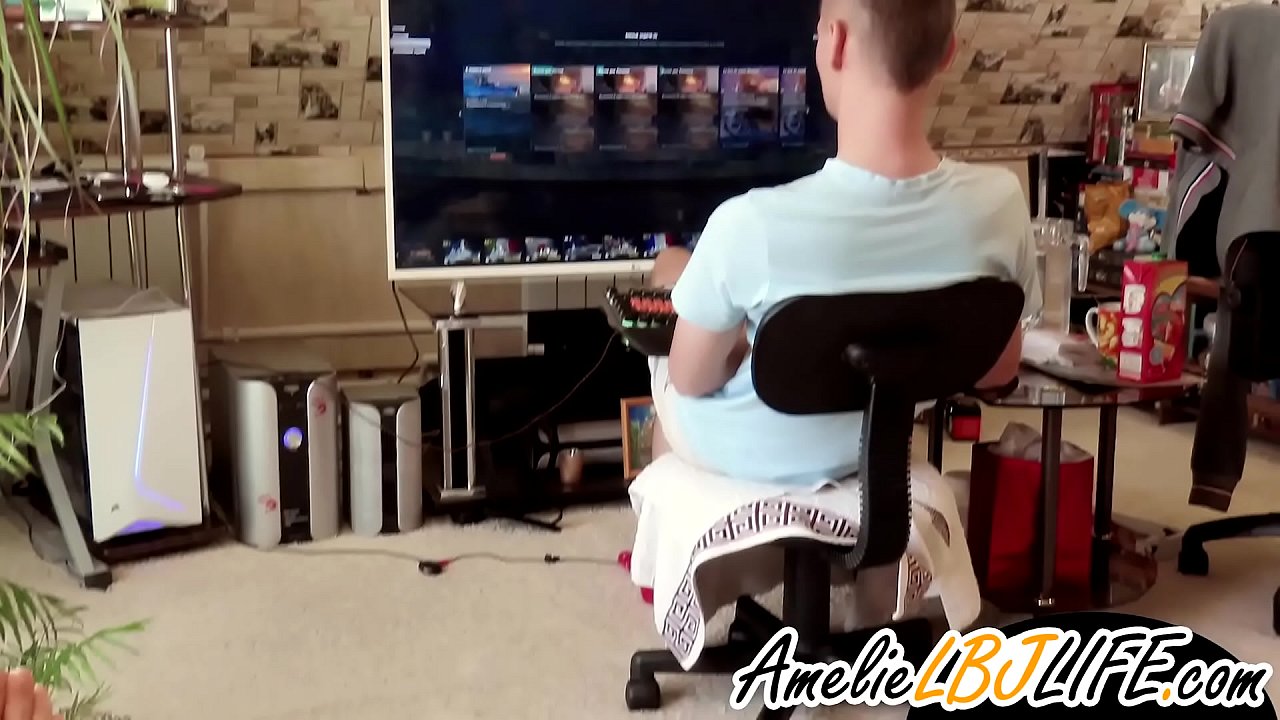 Vajza masturbon me lodër seksi për të dashurin për të luajtur lojëra kompjuterike