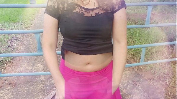 Duke luajtur në fermë, një grua e vërtetë e shtëpisë, një kurvë dhe burri i saj i poshtër në natyrë