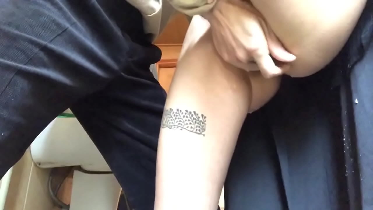 Shiringë në banjën e shkollës, një orgazmë e vërtetë e shkumëzuar - mësuesi im bëri më të mirën