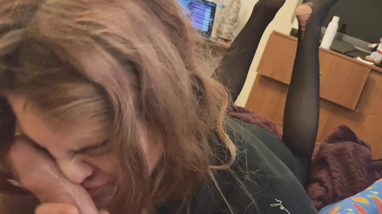 Kar në fyt, pantyhose të grisura dhe taka të grisura bukur për t'u takuar